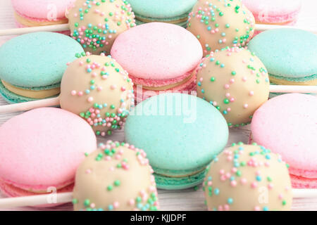 Libre de macarons colorés avec cake pops Banque D'Images