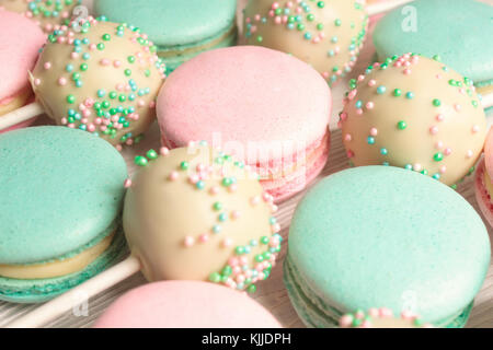 Plan macro sur sweet macarons à cake pops Banque D'Images