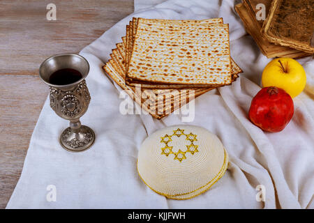 La pâque juive de la matsa, concept avec plaque de verre de vin et du seder sur fond de table blanc. Vue de dessus. télévision lay Banque D'Images