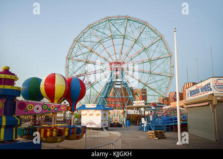 New York - le 26 décembre 2014 : wonder wheel situé à deno's wonder wheel amusement park dans Coney Island, New York. La wonder wheel a été construit en 1920 et w Banque D'Images