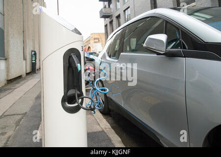 Novembre 2017, Londres, Angleterre, un véhicule électrique est chargé dans la rue. Banque D'Images