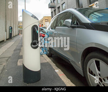 Novembre 2017, Londres, Angleterre, un véhicule électrique est chargé dans la rue. Banque D'Images