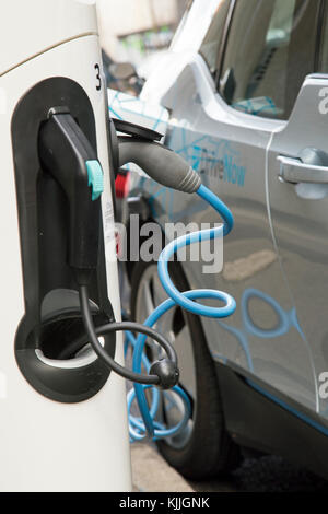 Novembre 2017, Londres, Angleterre, un véhicule électrique est chargé dans la rue. Banque D'Images