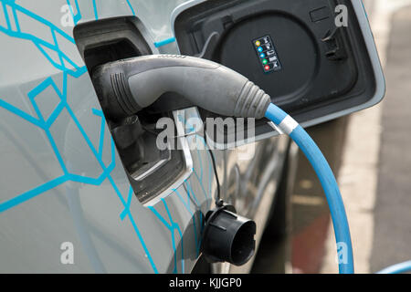 Novembre 2017, Londres, Angleterre, un véhicule électrique est chargé dans la rue. Banque D'Images