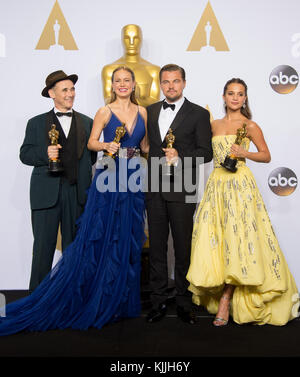 Hollywood, CA - le 28 février : mark rylance, Brie Larson, leonardo dicaprio et alicia vikander dans la salle de presse au cours de la 88e academy awards à l'hôtel Loews Hollywood hotel, le 28 février 2016 à Hollywood, Californie. Personnes : mark rylance, Brie Larson, leonardo dicaprio et alicia vikander Banque D'Images