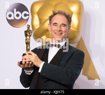 HOLLYWOOD, CA - FÉVRIER 28 : Mark Rylance dans la salle de presse lors de la 88e cérémonie annuelle des Oscars au Loews Hollywood Hotel le 28 février 2016 à Hollywood, Californie. Les gens : Mark Rylance Banque D'Images