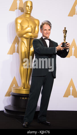 HOLLYWOOD, CA - FÉVRIER 28 : Mark Rylance dans la salle de presse lors de la 88e cérémonie annuelle des Oscars au Loews Hollywood Hotel le 28 février 2016 à Hollywood, Californie. Les gens : Mark Rylance Banque D'Images