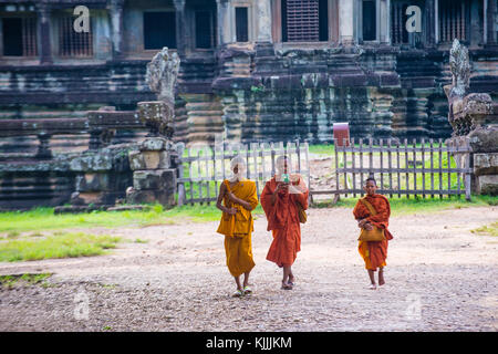 Les moines bouddhiste au Temple d'Angkor Wat à Siem Reap au Cambodge Banque D'Images