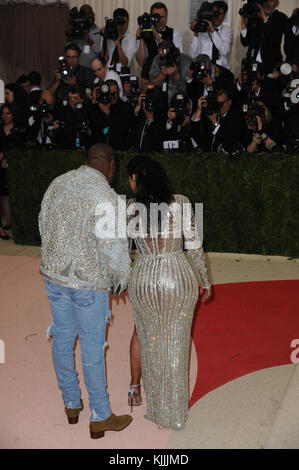 NEW YORK, NY - 02 MAI : (sous embargo jusqu'au 05/03/16) Kanye West, Kim Kardashian arrive pour le gala de l'Institut de costume 'Manus x Machina: Mode in an Age of Technology' au Metropolitan Museum of Art le 2 mai 2016 à New York personnes : Kanye West, Kim Kardashian Banque D'Images