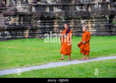 Les moines bouddhiste au Temple d'Angkor Wat à Siem Reap au Cambodge Banque D'Images