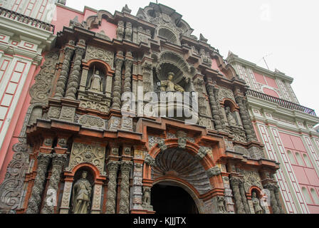 La basilique menor y convento de nuestra señora de la Merced (église et couvent de Notre Dame de Pitié) est un édifice religieux à Lima, Pérou. Banque D'Images
