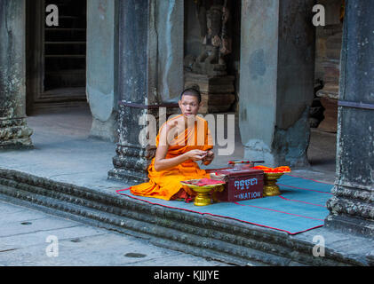 Moine bouddhiste au Temple d'Angkor Wat à Siem Reap au Cambodge Banque D'Images