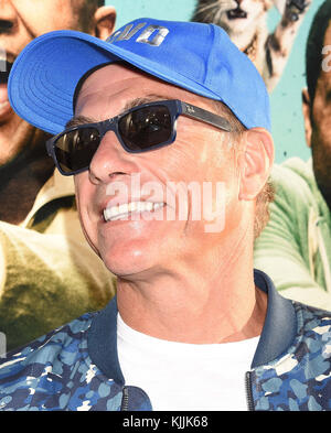 HOLLYWOOD, CA - AVRIL 27 : Jean-Claude Van Damme arrive à la première de « Keanu » de Warner Bros au Cinerama Dome ArcLight Cinemas le 27 avril 2016 à Hollywood, Californie. Les gens : Jean-Claude Van Damme Banque D'Images