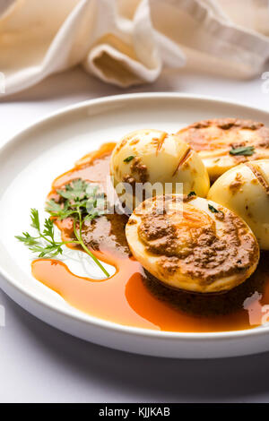 Anda curry ou d'œufs ou d'ovoproduits curry sauce masala indien, la nourriture épicée ou recette, servi avec roti ou naan, selective focus Banque D'Images