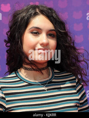 LOS ANGELES, CA - 30 AVRIL : Alessia Cara arrive aux Prix de musique de radio Disney 2016 au Microsoft Theatre le 30 avril 2016 à Los Angeles, Californie. Personnes: Alessia Cara Banque D'Images