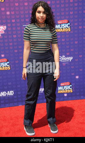 LOS ANGELES, CA - 30 AVRIL : Alessia Cara arrive aux Prix de musique de radio Disney 2016 au Microsoft Theatre le 30 avril 2016 à Los Angeles, Californie. Personnes: Alessia Cara Banque D'Images