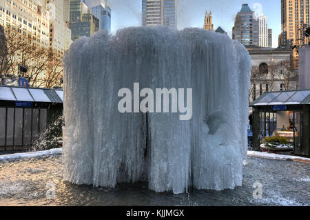 New York, New York - 10 janvier 2015 : Josephine Shaw lowell memorial fountain in Bryant Park, Midtown, manhattan. il a gelé pendant le froid Banque D'Images