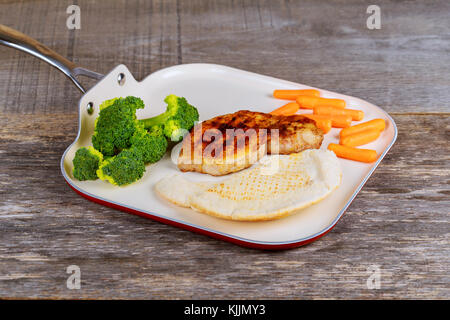 Steak, frites et légumes escalope de porc avec l'oignon radis et concombres Banque D'Images
