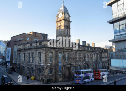 L'ancien hôtel de ville de Sheffield centre-ville Angleterre Royaume-Uni, à risque classé bâtiment avec tour d'horloge Banque D'Images