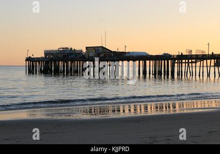 Quai de capitola, silhouetté au coucher du soleil. Banque D'Images