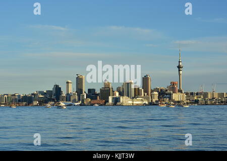 Vue sur Auckland cbd sur les eaux bleues de port de Waitemata. Banque D'Images