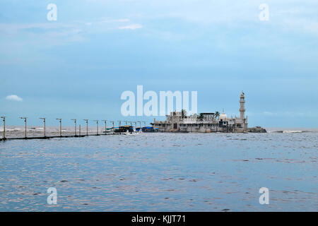 Haji Ali Dargah, mosquée et tombe de Pir Haji Ali Shah Bukhari Mumbai, Maharashtra Banque D'Images