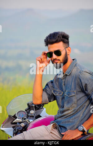 Jeune Indien posant avec moto , Pune, Maharashtra. Banque D'Images