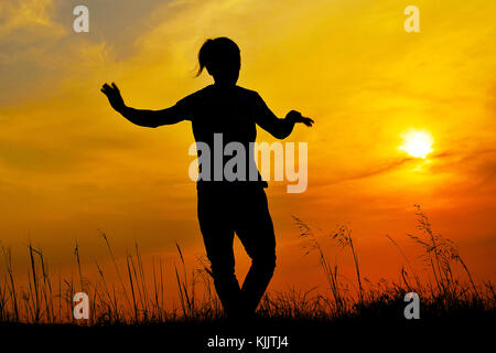 Silhouette d'un danseur de hip-hop posé près de la montagne au coucher du soleil, Pune, Maharashtra. Banque D'Images