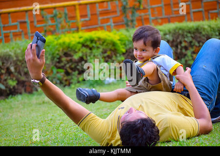 Mignon bébé jouer avec papa, Pune, Maharashtra. Banque D'Images