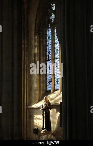 Eglise Notre Dame, Dives-sur-Mer. Statue de Saint Antoine. Banque D'Images
