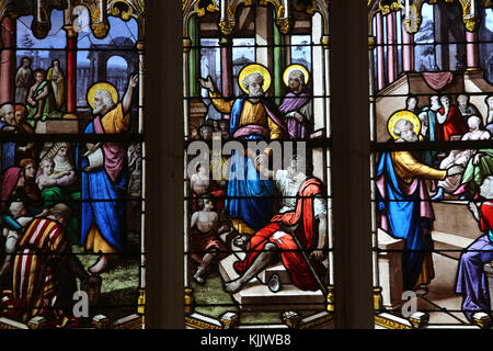 Eglise Notre Dame, Dives-sur-Mer. Vitrail. Banque D'Images