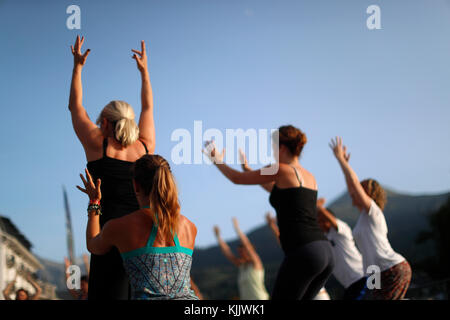 Grande classe de yoga strecthing les bras. Saint-Gervais Mont-Blanc. La France. Banque D'Images