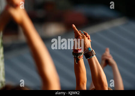 Grande classe de yoga strecthing les bras. Close-up. Saint-Gervais Mont-Blanc. La France. Banque D'Images