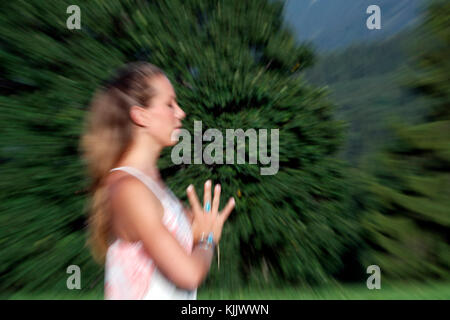 Blurred Motion of Young Woman Practicing Yoga. La France. Banque D'Images