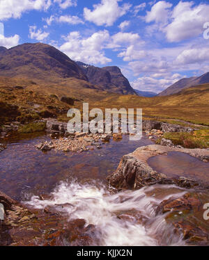 Vue spectaculaire de la rivière de l'Europe vers les sœurs de Glencoe, vu depuis le sommet du col, West Highlands Banque D'Images