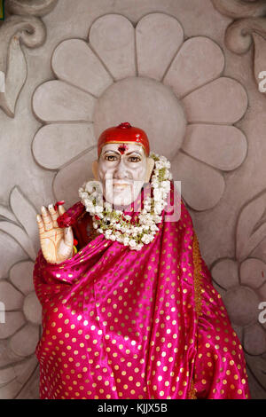 Shirdi Sai Baba murthi (statue) dans un temple de Delhi. Delhi. L'Inde. Banque D'Images