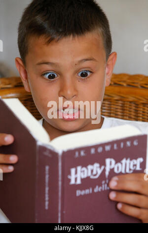 Boy reading Harry Potter. Banque D'Images