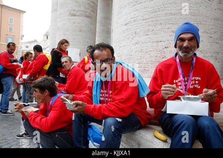 Festival FRATELLO à Rome. Le déjeuner à l'extérieur de la basilique Saint Pierre. L'Italie. Banque D'Images