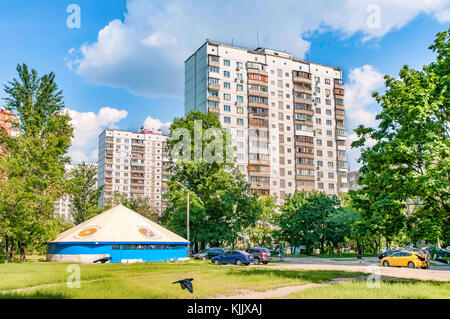 Kiev/Ukraine - mai 21, 2011 : club de sport sous un chapiteau, près de bâtiments résidentiels, dans le district de Obolon Kiev, Ukraine Banque D'Images