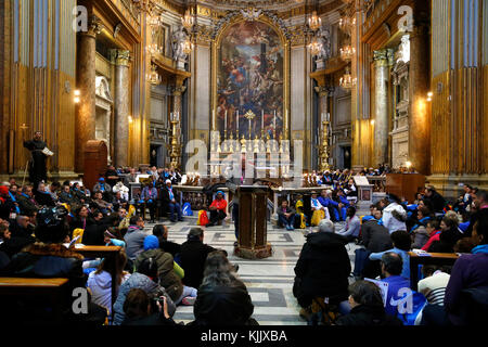 FRATELLO pèlerinage à Rome. Discours prononcé par le prêtre Nicolas Buttet qui dirige la Fraternité Eucharistein. L'Italie. Banque D'Images