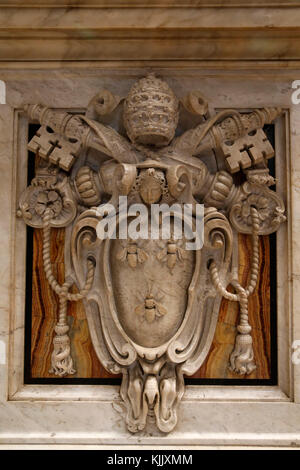 Armoiries papales sculptée dans la basilique Saint Pierre, Rome. L'Italie. Banque D'Images
