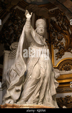 Le Pape Benoît XIV statue dans la basilique Saint-Pierre, à Rome. L'Italie. Banque D'Images