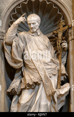 Statue dans la basilique Saint-Pierre, à Rome. Saint Vincent de Paul. L'Italie. Banque D'Images