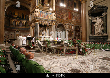 Messe à St Jean de Latran, l'église de Rome. L'Italie. Banque D'Images