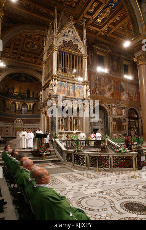 Messe à St Jean de Latran, l'église de Rome. L'Italie. Banque D'Images