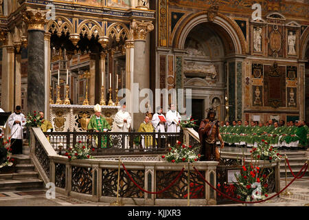 Messe à St Jean de Latran, l'église de Rome. L'Italie. Banque D'Images