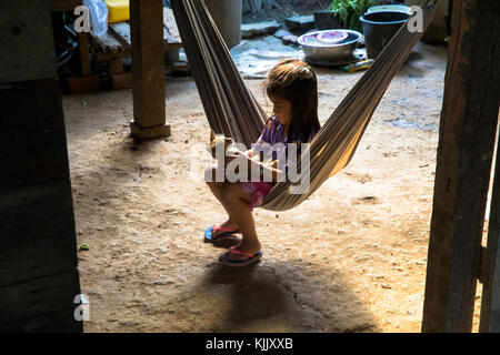 Fille khmère avec un chaton. Battambang. Le Cambodge. Banque D'Images