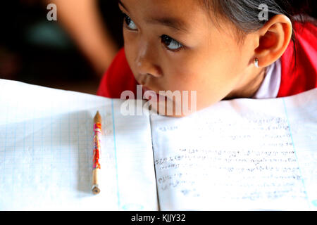 L'école primaire. Lycéenne en classe. Le portrait. Le Laos. Banque D'Images