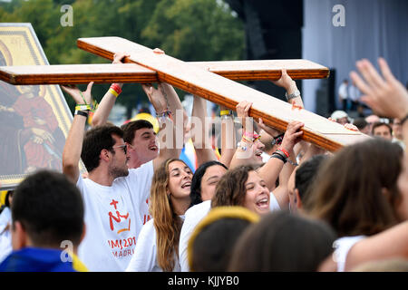 Journée mondiale de la jeunesse. Cracovie. 2016. Les jeunes portant la Croix des JMJ. La Pologne. Banque D'Images