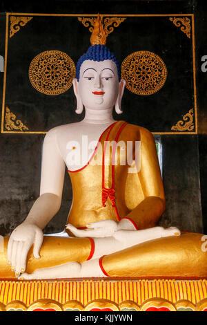 Wat Chedi Luang, Chiang Mai. Bouddha assis avec sa main droite touche le sol et sa main gauche sur ses genoux, paume vers le haut. Vaincre le mal p Banque D'Images